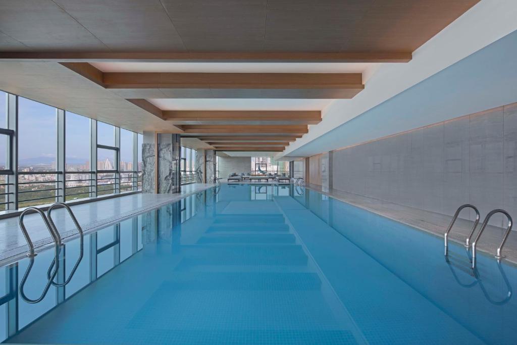 Bazén v ubytování Shantou Marriott Hotel nebo v jeho okolí