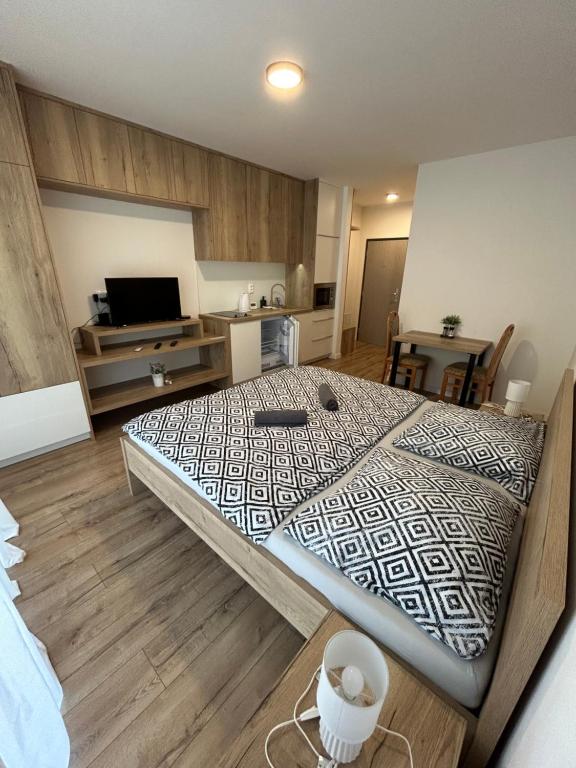 um quarto com uma cama grande num quarto em Apartmán Castle Bojnice em Bojnice