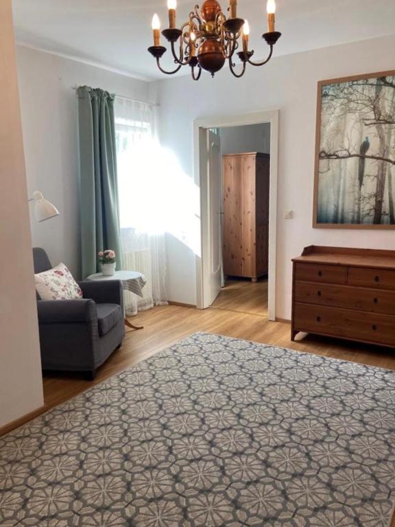 Een zitgedeelte bij Christl - Apartment mit Garten und Pool zur Mitbenutzung