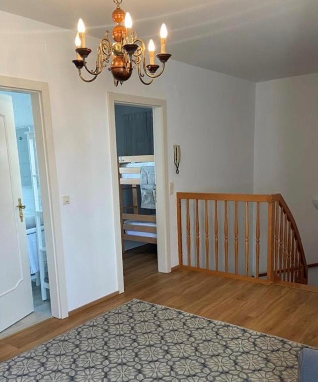 Een bed of bedden in een kamer bij Christl - Apartment mit Garten und Pool zur Mitbenutzung