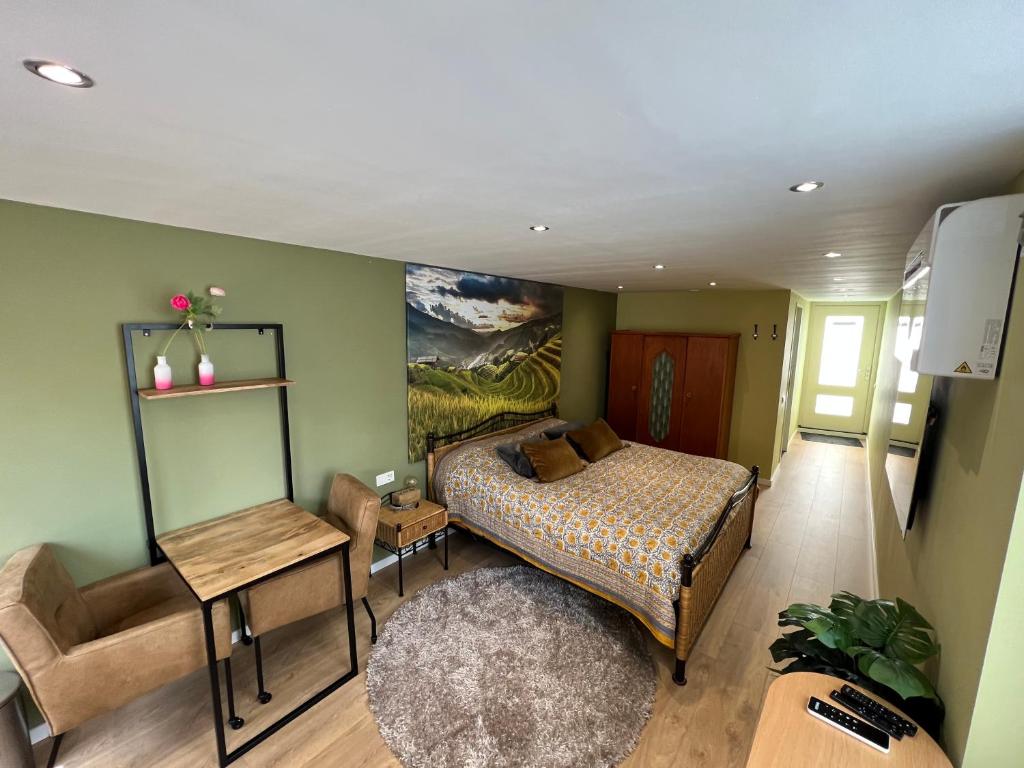 een slaapkamer met een bed en een schilderij aan de muur bij Het Tulpenkwartier in Apeldoorn