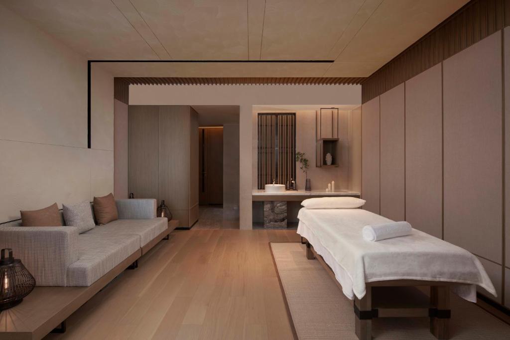 Postel nebo postele na pokoji v ubytování Shantou Marriott Hotel