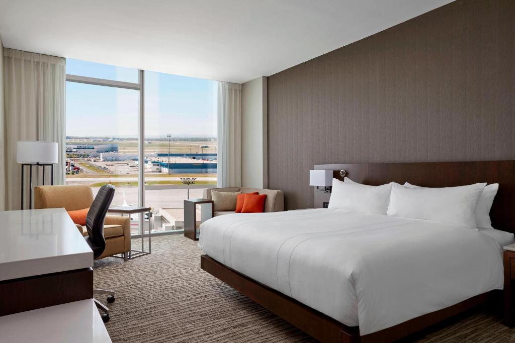 Rúm í herbergi á Calgary Airport Marriott In-Terminal Hotel