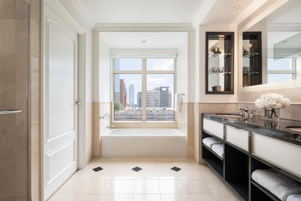 The Ritz-Carlton, Dallas - Corner King Room