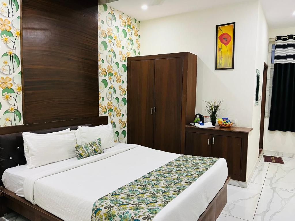 Postel nebo postele na pokoji v ubytování Hotel Plaza Hyderabad Airport Zone