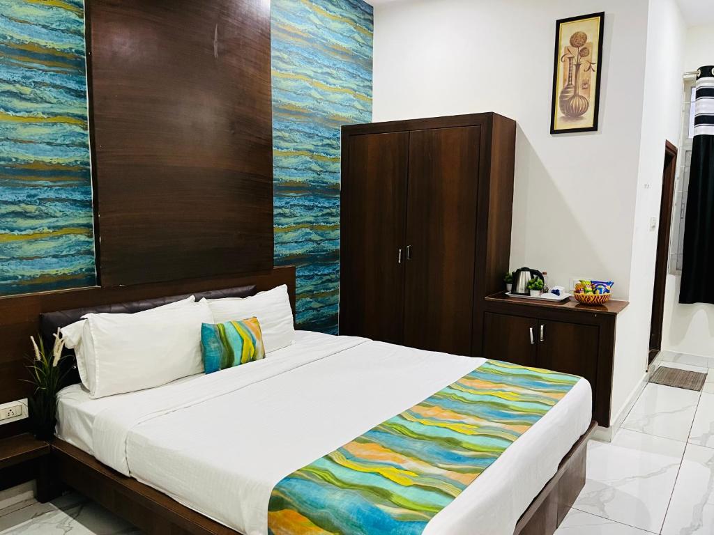 Postel nebo postele na pokoji v ubytování Hotel Plaza Hyderabad Airport Zone