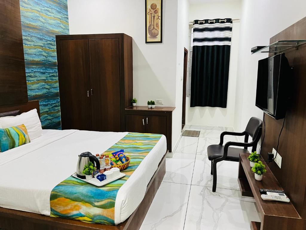 Postel nebo postele na pokoji v ubytování Hotel Plaza Hyderabad Airport Zone