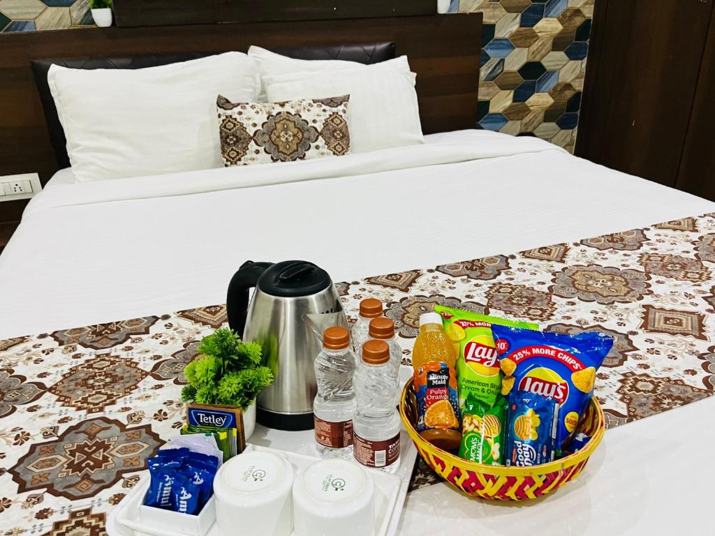 Postel nebo postele na pokoji v ubytování Hotel Plaza Hyderabad Airport Zone