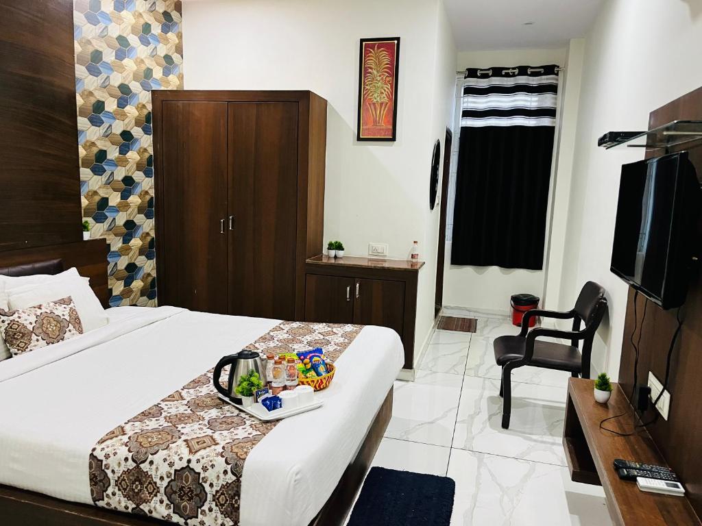 Postel nebo postele na pokoji v ubytování Hotel Plaza Hyderabad Airport Zone