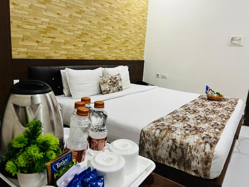 Postel nebo postele na pokoji v ubytování Hotel Plaza Hyderabad Airport Zone