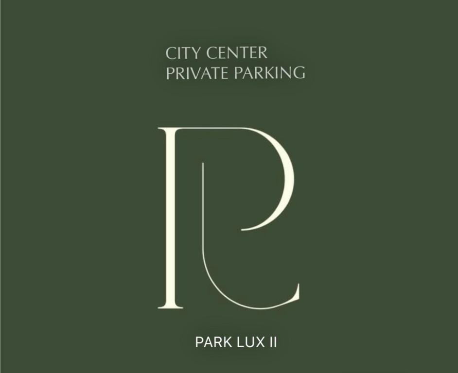 ein Schild mit der Aufschrift "City center private parkpark lux ii" in der Unterkunft PARK LUX II in Vršac