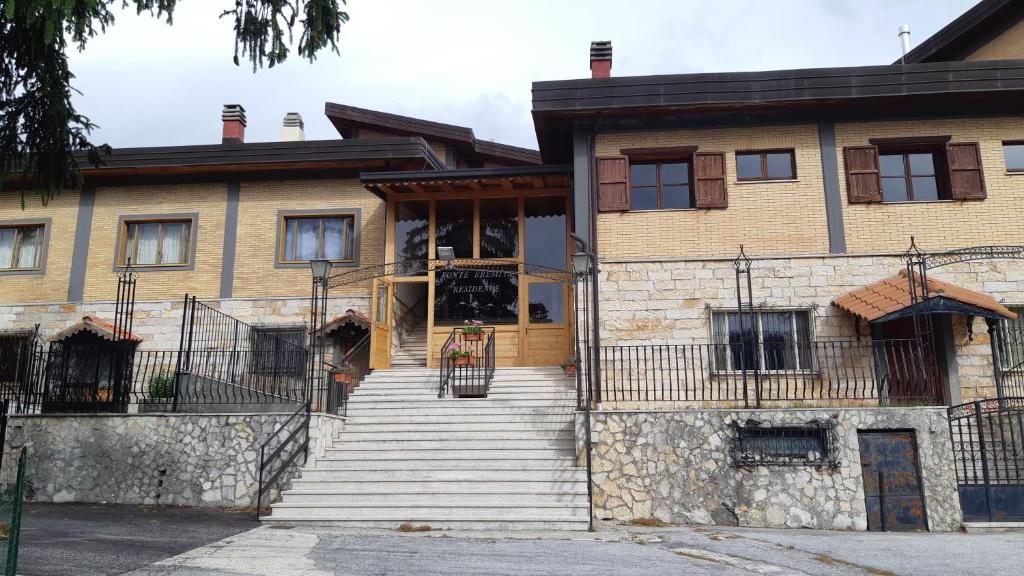uma casa com escadas que levam até à porta da frente em Residence Fonte Eremita em Roccaraso