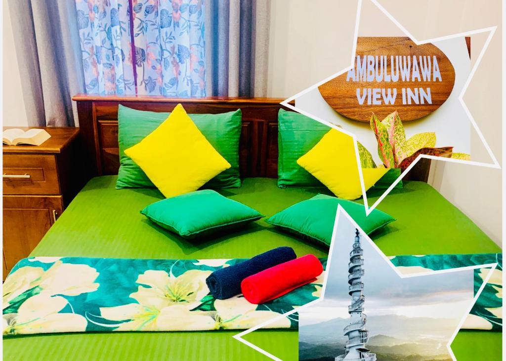 een slaapkamer met een bed met groene en gele kussens bij Ambuluwawa View Inn in Gampola