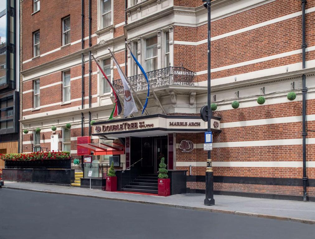 un edificio en la esquina de una calle en DoubleTree by Hilton Hotel London - Marble Arch, en Londres