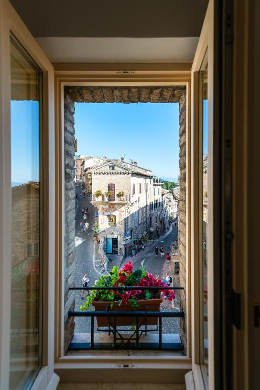 una finestra con vista su una strada cittadina di Casa vacanze frate Elia - A 50 mt dalla Basilica di San Francesco ad Assisi