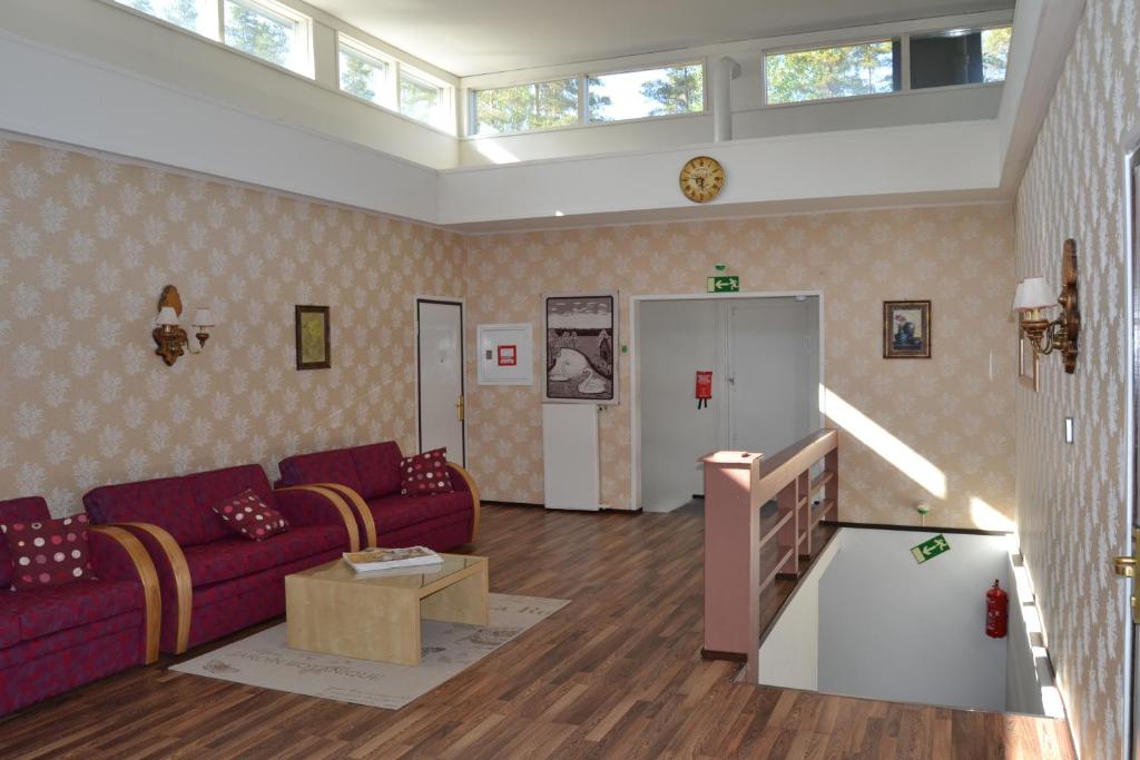 ein Wohnzimmer mit einem Sofa und einem Tisch in der Unterkunft Hostelli Kuninkaankartano in Kuninkaanlähde