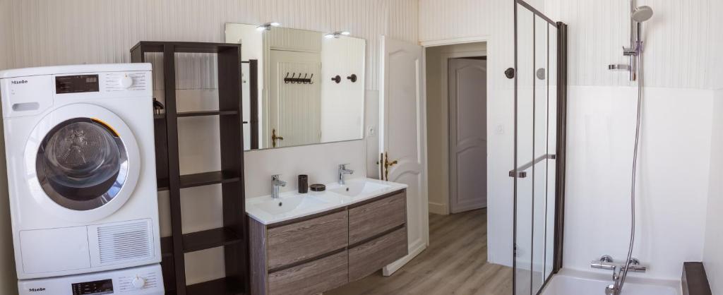 La salle de bains est pourvue d'un lave-linge et d'un lave-linge. dans l'établissement Villa Ernie, à Saint-Martin-de-Ré