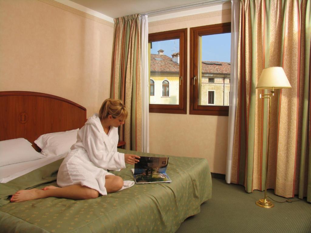 Postel nebo postele na pokoji v ubytování Hotel Due Leoni