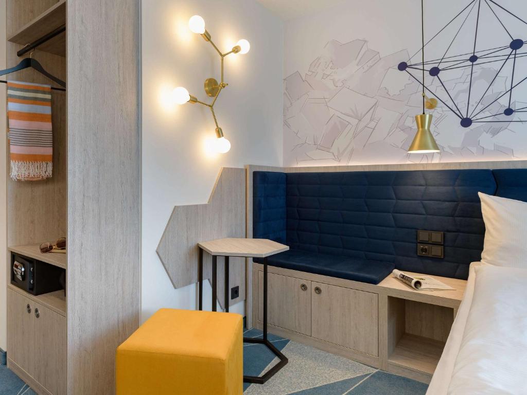 Postel nebo postele na pokoji v ubytování ibis Styles Bad Reichenhall