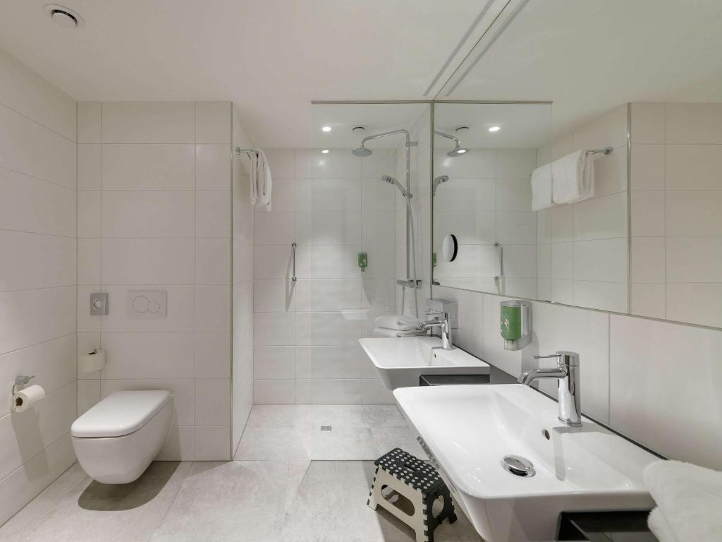 Koupelna v ubytování ibis Styles Bad Reichenhall