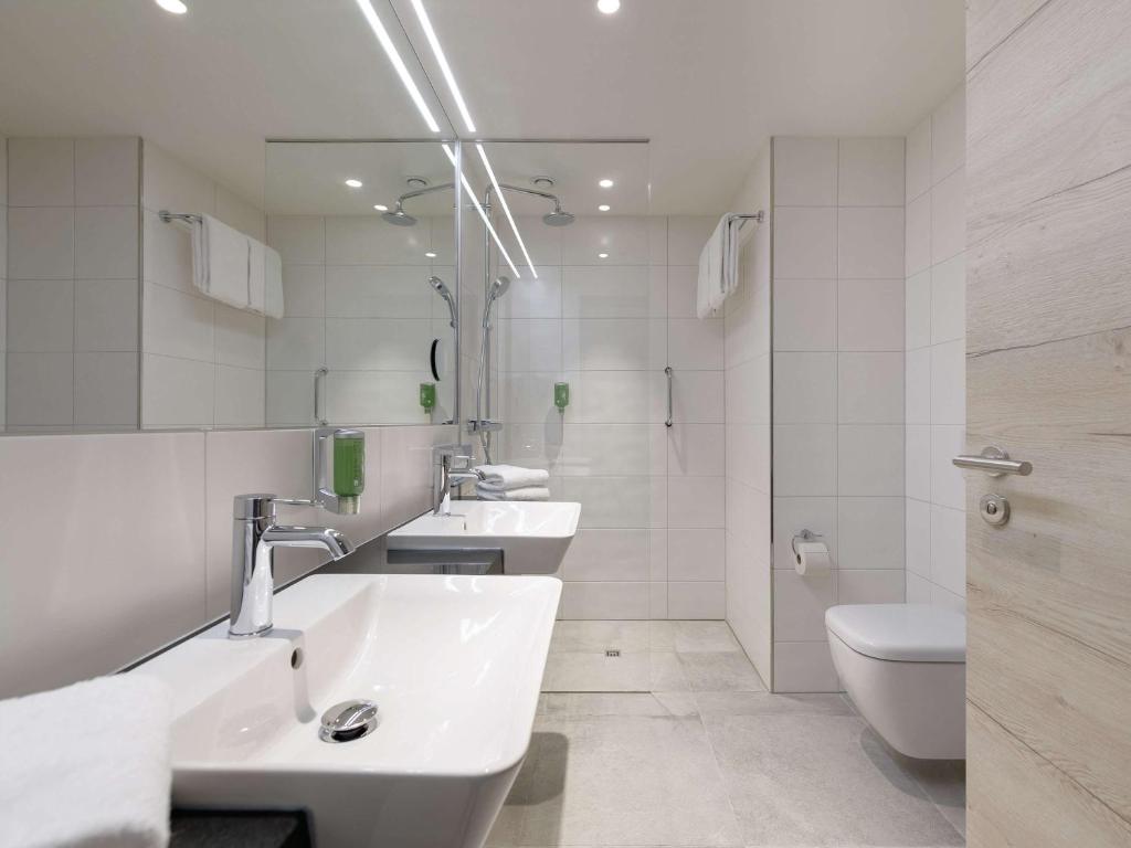 Koupelna v ubytování ibis Styles Bad Reichenhall