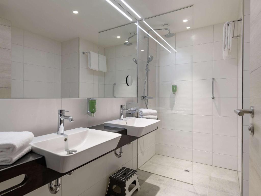 Koupelna v ubytování ibis Styles Bad Reichenhall