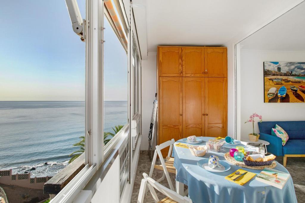 Cette chambre dispose d'une table et offre une vue sur l'océan. dans l'établissement B - M Playa, à Playa del Aguila