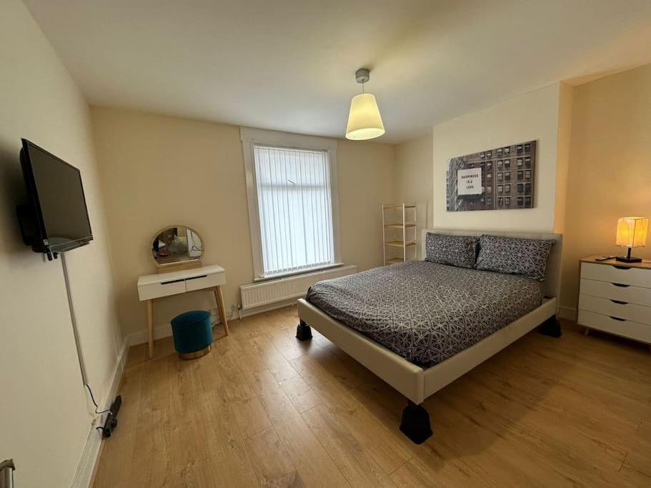 ein Schlafzimmer mit einem Bett und einem TV in der Unterkunft Big 1 Bedroom London House 2 bathroom in Plumstead