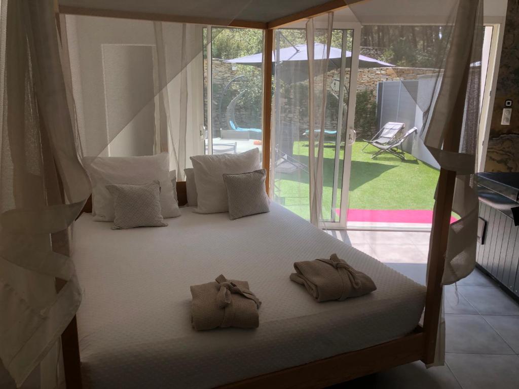 une chambre avec un lit avec deux sacs dessus dans l'établissement Etoiles de Provence PASSION, à La Ciotat