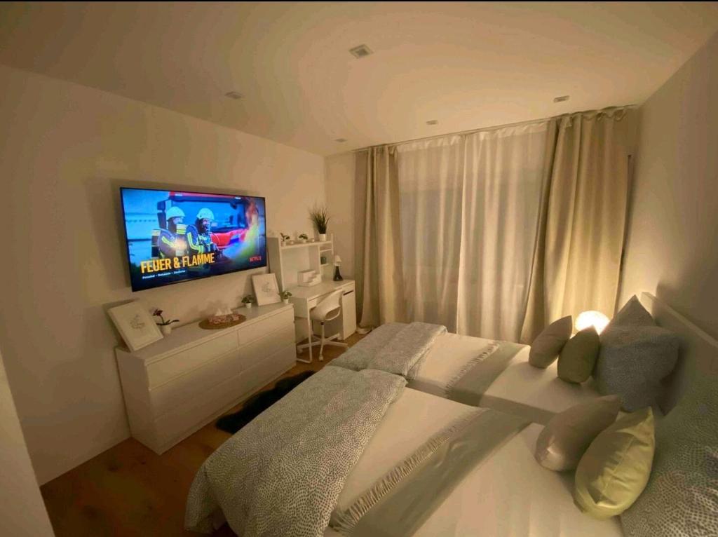 Postel nebo postele na pokoji v ubytování Near Messe and Playmobil Funpark between Nürnberg and Schwabach , Free parking , Netflix , 24h Self Check-in