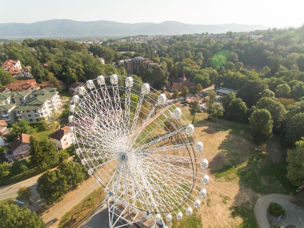 an overhead view of a ferris wheel in a city at Gray apartman in Vrnjačka Banja