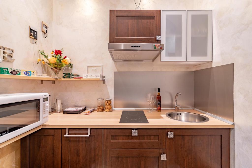 Alis Laura guest house - 150m from piazza bologna metro and 10 minutes from the Colosseum tesisinde mutfak veya mini mutfak