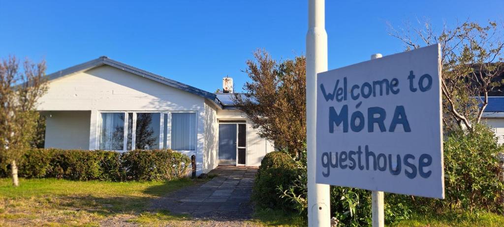 una señal de bienvenida a la moca frente a una casa en Móra guesthouse en Birkimelur 