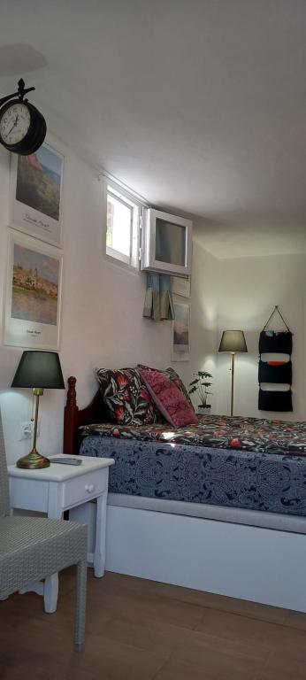 um quarto com uma cama e uma mesa com um candeeiro em WELCOME em Garachico