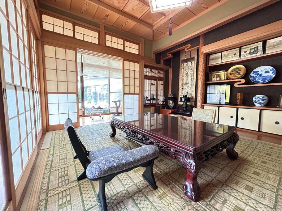 a dining room with a table and a bench at 640平米・海景房・独栋别墅・古民家“唯未亭” in Bōde