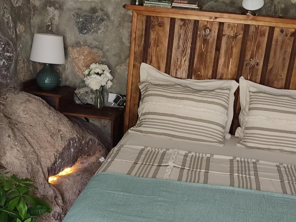 1 dormitorio con 1 cama y 1 mesa con lámpara en Stone Cottage garden, terrace sea and forest view en Marmaris