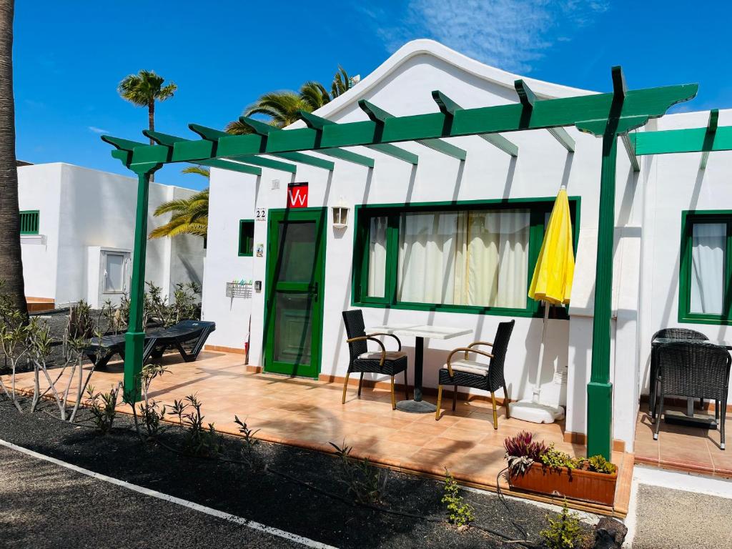 una casa con patio arredato con tavolo e sedie di Playa Park a Puerto del Carmen