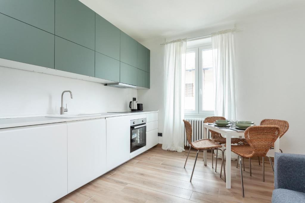 Cuisine ou kitchenette dans l'établissement Greenway Apartment