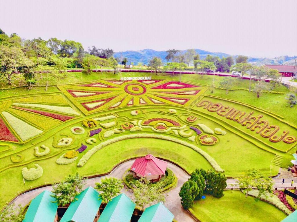 uma vista superior de um parque com um labirinto de flores em ดอยหมอกดอกไม้รีสอร์ท DoiMok DokMai Resort em Mae Salong