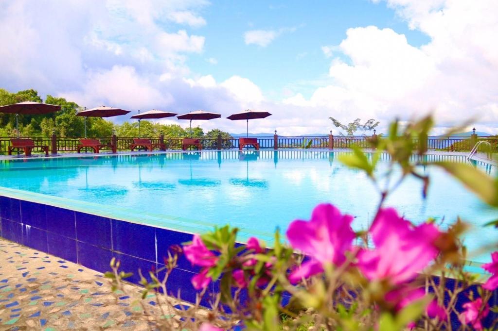 Bazén v ubytování ดอยหมอกดอกไม้รีสอร์ท DoiMok DokMai Resort nebo v jeho okolí