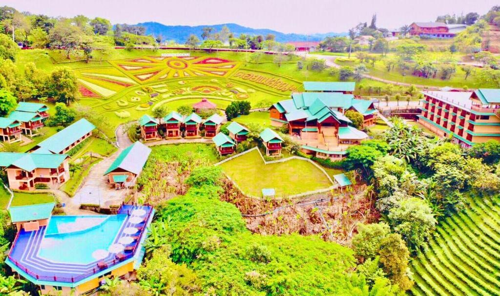 Bazén v ubytování ดอยหมอกดอกไม้รีสอร์ท DoiMok DokMai Resort nebo v jeho okolí