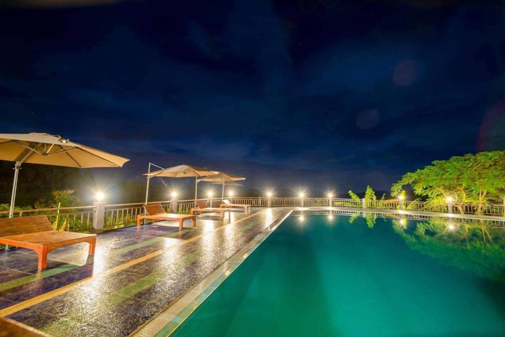 Bazén v ubytování ดอยหมอกดอกไม้รีสอร์ท DoiMok DokMai Resort nebo v jeho okolí