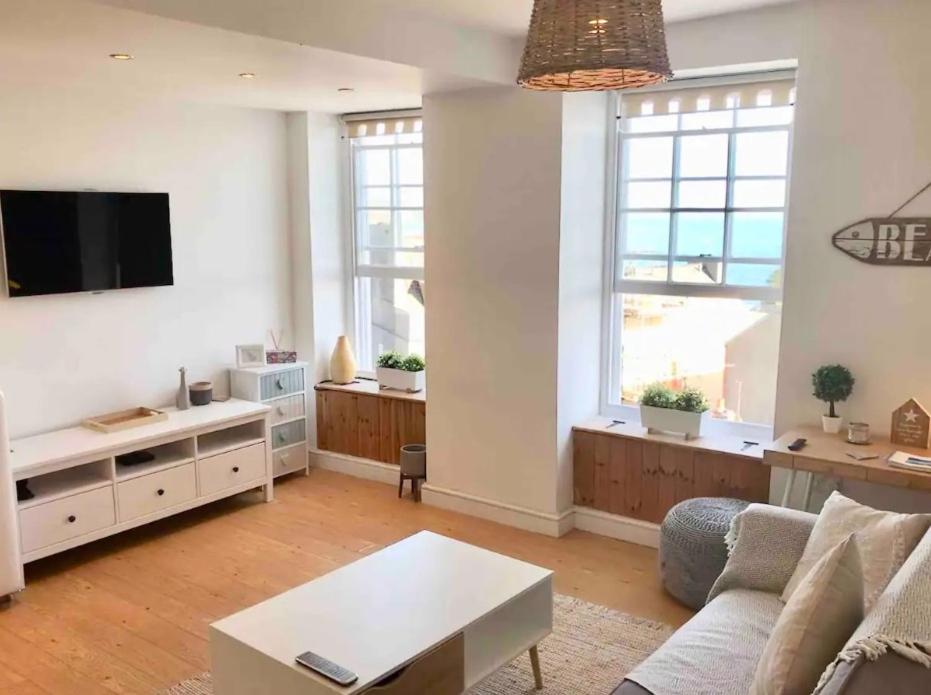 TV a/nebo společenská místnost v ubytování Sea La Vie Tenby Lovely 1 bed flat - Sea Views