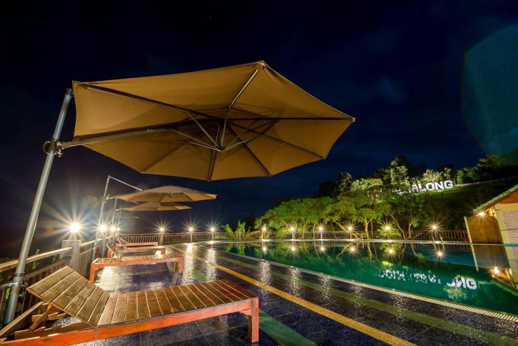 Bazén v ubytování ดอยหมอกดอกไม้รีสอร์ท DoiMok DokMai Resort nebo v jeho okolí
