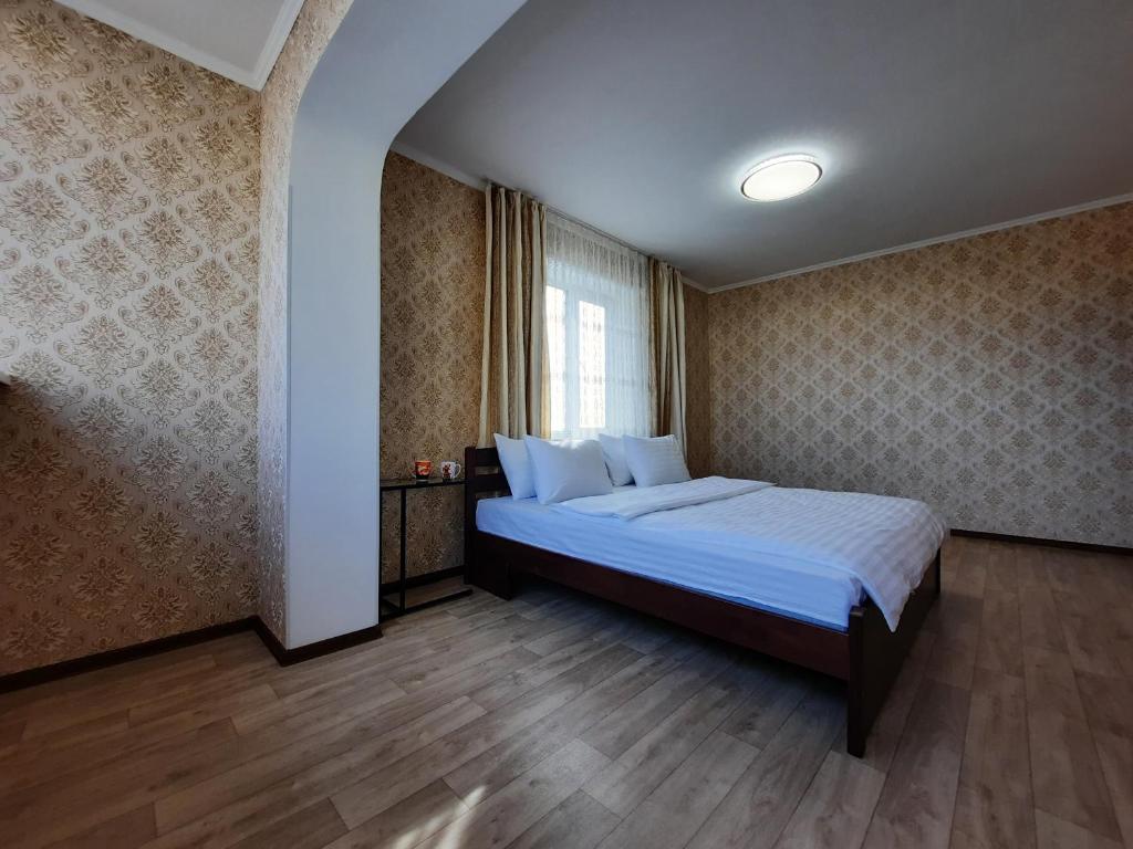 a bedroom with a large bed in a room at 2 кімнатна квартира з 4 окремими ліжками і кондиціонером Документи для відряджень Мережа AlexApartments Безконтактне заселення 24-7 in Poltava