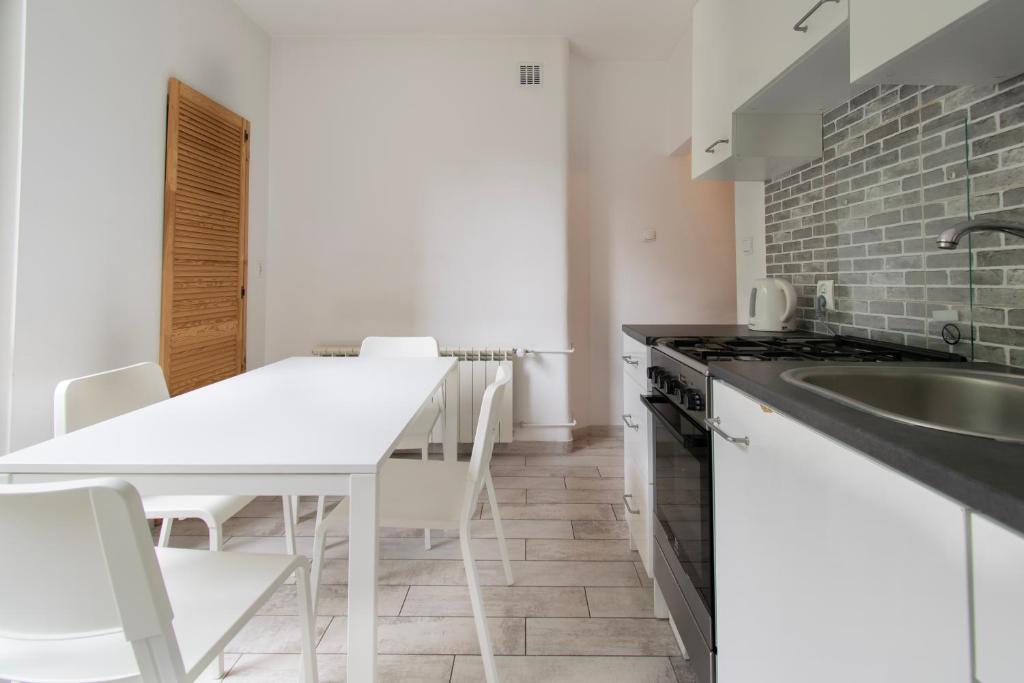 Kuchyňa alebo kuchynka v ubytovaní Wondrous Apartment Warszawska street