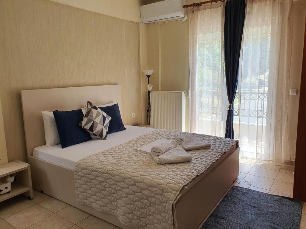 una camera da letto con un letto e due asciugamani di Stergios_Apartments 04 a Kozani