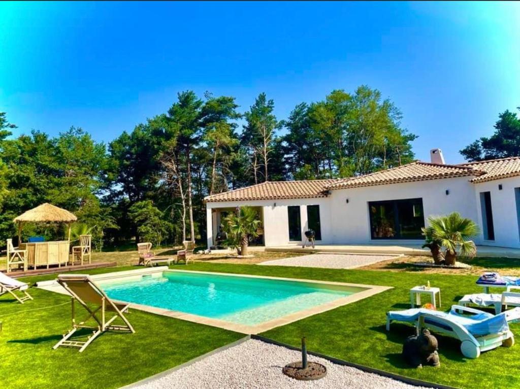 Piscina a Chambre d hôtes LA MANDALA o a prop