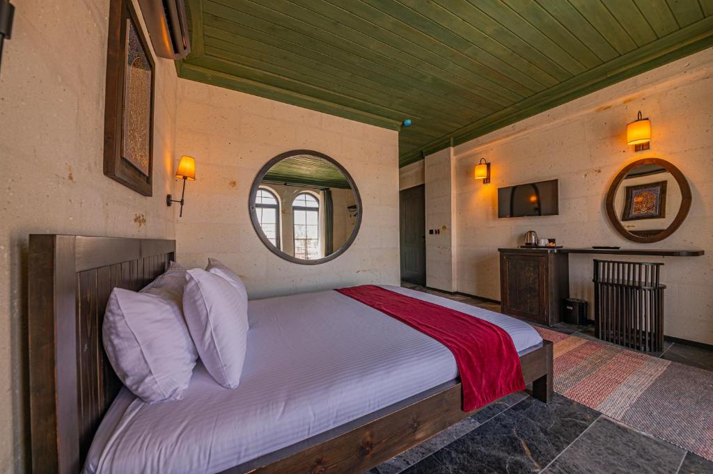 um quarto com uma cama grande num quarto em Perla Cappadocia em Goreme