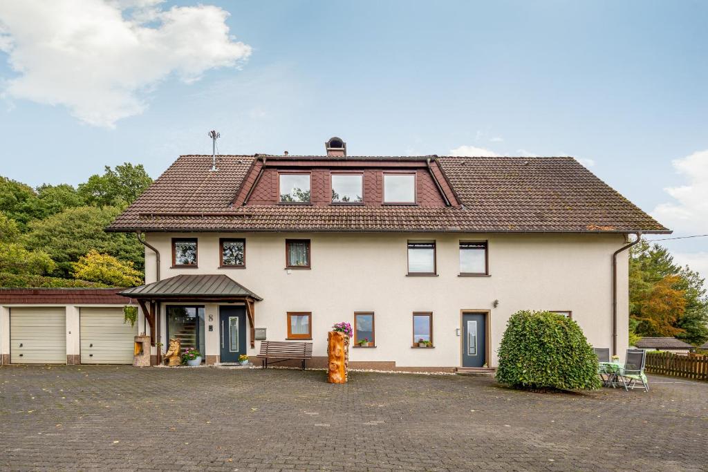 una gran casa blanca con garaje en Dömer, en Kirchhundem